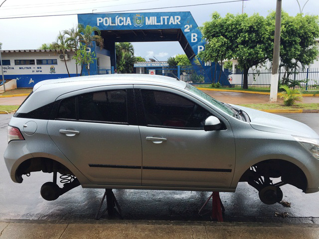 Ex namorado “surta” e após crise de ciúmes fura os quatro pneus do carro do amigo da ex 