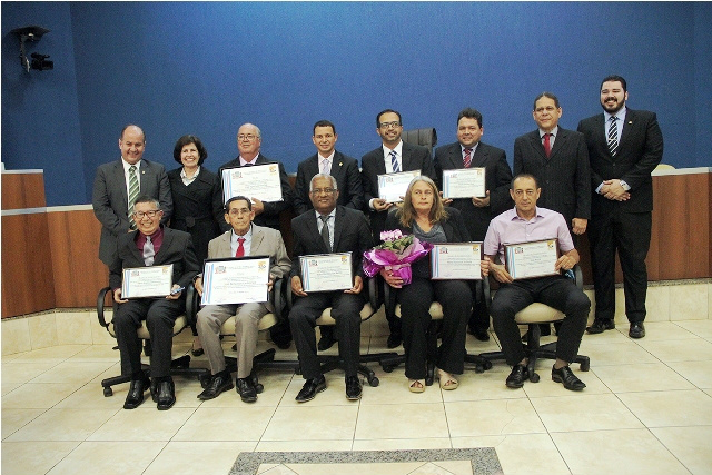 Câmara reconhece méritos de cidadãos com outorga de títulos e moções