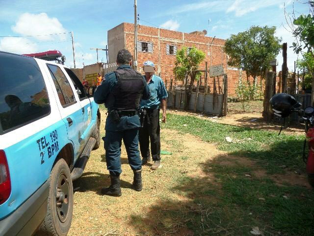 Se passando por comprador, bandido se esconde debaixo de cama e ameaça idoso com pedaço de pau