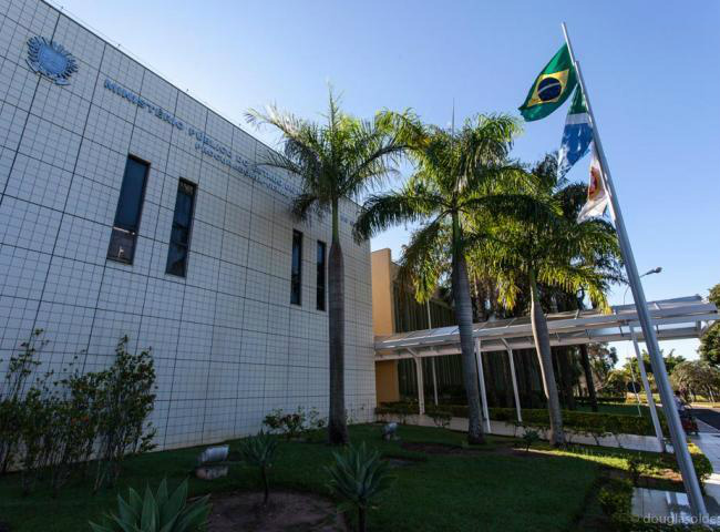 Para não configurar nepotismo, casal deve decidir quem vai deixar governo