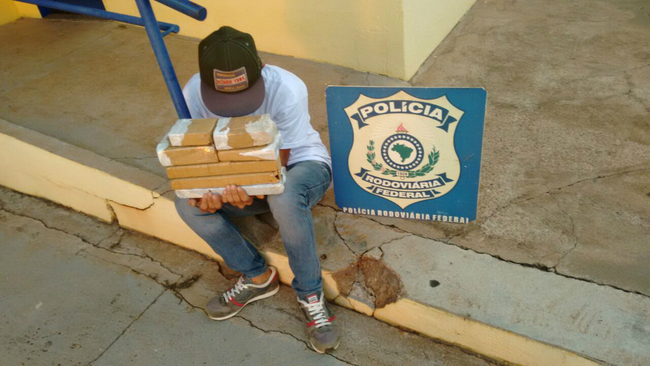 Estudante é preso pela PRF com 5 Kg de maconha na BR-262 Estudante é preso pela PRF com 5 Kg de maconha na BR-262
