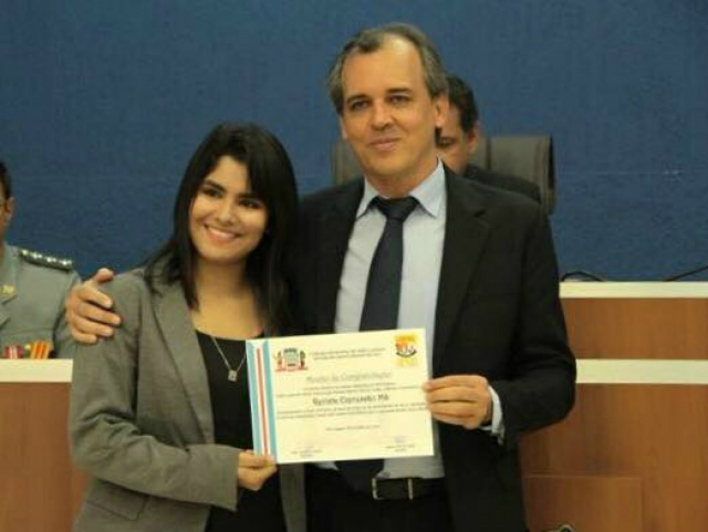 Aluna da AEMS faz matéria sobre jornalismo ambiental e é homenageada Aluna da AEMS faz matéria sobre jornalismo ambiental e é homenageada