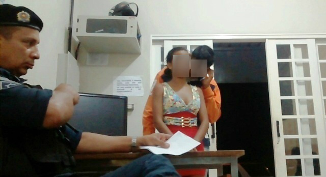 Menina de 14 anos é flagrada nua com o namorado dentro de veículo Menina de 14 anos é flagrada nua com o namorado dentro de veículo