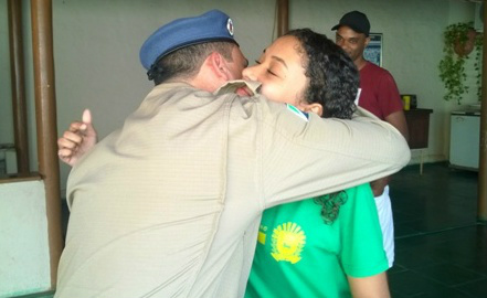 Após 14 anos, bombeiro recebe o agradecimento de vítima que se afogava em piscina Após 14 anos, bombeiro recebe o agradecimento de vítima que se afogava em piscina