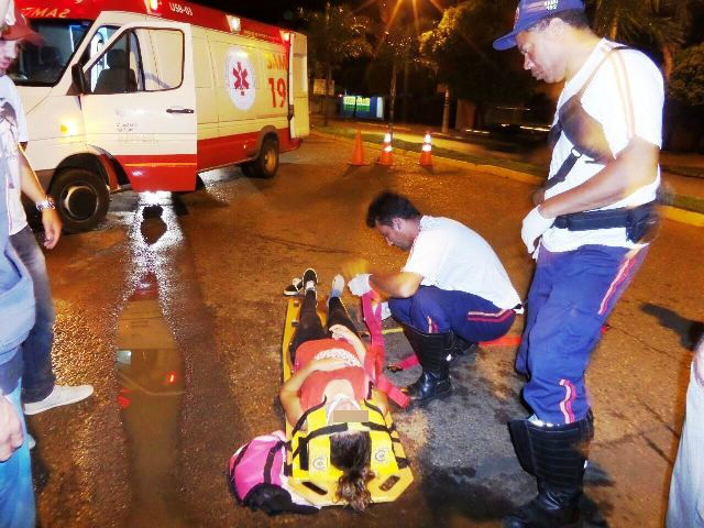 Ciclista fica ferida ao cair em buraco na Clodoaldo Garcia