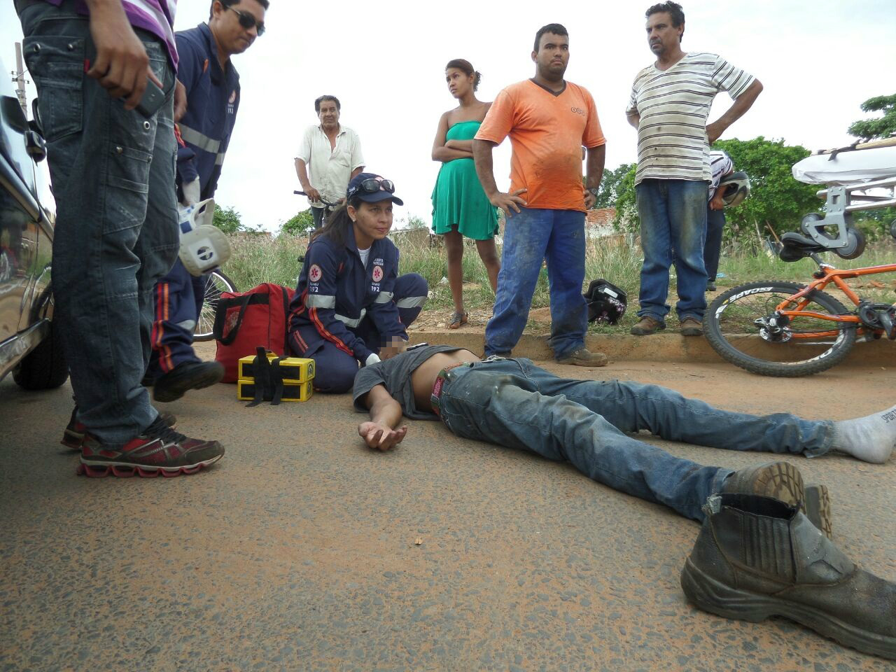 Ciclista arremessado contra para-brisa é socorrido pelo SAMU Ciclista arremessado contra para-brisa é socorrido pelo SAMU