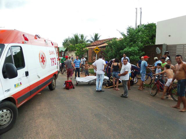 Ao desviar de gato, jovem sofre acidente com moto na Maria Guilhermina Esteves Ao desviar de gato, jovem sofre acidente com moto na Maria Guilhermina Esteves