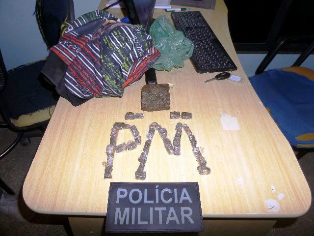 Policiais militares são hostilizados em ocorrência de apreensão de drogas Policiais militares são hostilizados em ocorrência de apreensão de drogas