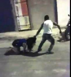 Esposa é arrastada pelos cabelos no meio da rua, mas defende marido de policiais