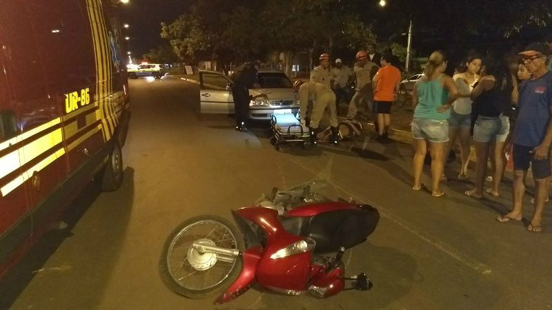 Acidente de transito entre uma parati e uma moto biz derruba condutora que se machuca