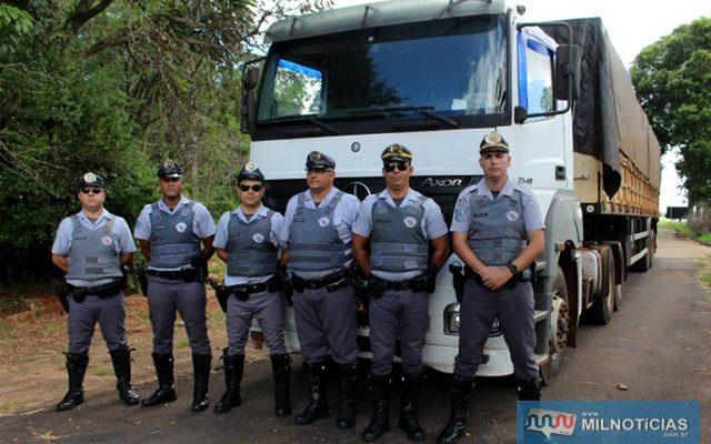 Polícia Rodoviária de Andradina apreende carreta com 400 mil maços de cigarros do Paraguai