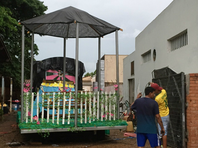 Devido a chuva, desfile das Escolas de Samba terá início às 22h 
