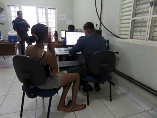 Filhas de 13 e 15 anos são oferecidas pelo pai a troco de dinheiro para cachaça Filhas de 13 e 15 anos são oferecidas pelo pai a troco de dinheiro para cachaça