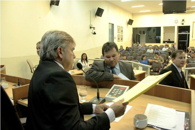 Vereadores aprovam lei que prevê multa a quem dá trote contra Samu Vereadores aprovam lei que prevê multa a quem dá trote contra Samu