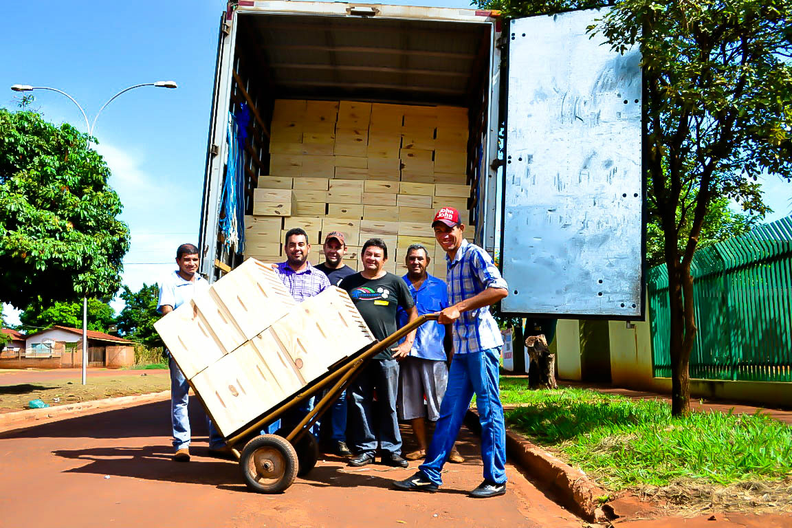 Empresa Fíbria doa 450 kits apiários para apicultores de Selvíria 