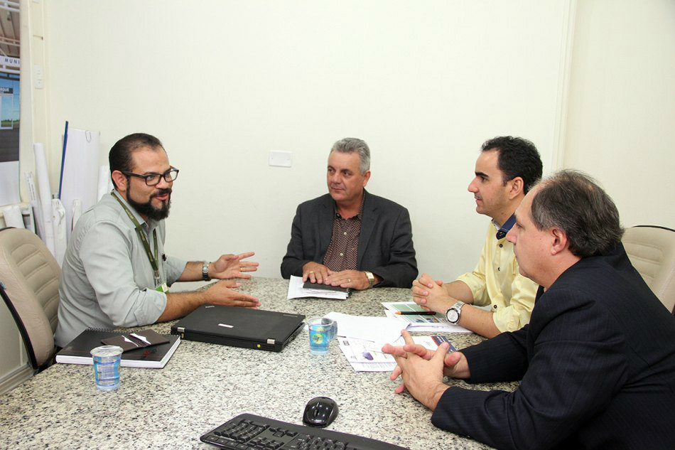 Prefeitura e Elektro firmam compromisso para melhorar a iluminação pública Prefeitura e Elektro firmam compromisso para melhorar a iluminação pública