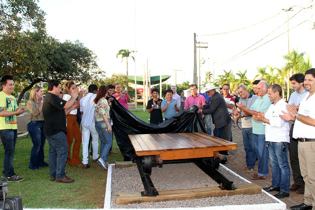 Monumento em homenagem aos ferroviários é instalado na Praça Ramez Tebet Monumento em homenagem aos ferroviários é instalado na Praça Ramez Tebet