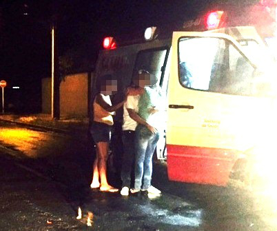 Jovem chora ao lado de namorado ao saber que seria levada pelo SAMU Jovem chora ao lado de namorado ao saber que seria levada pelo SAMU