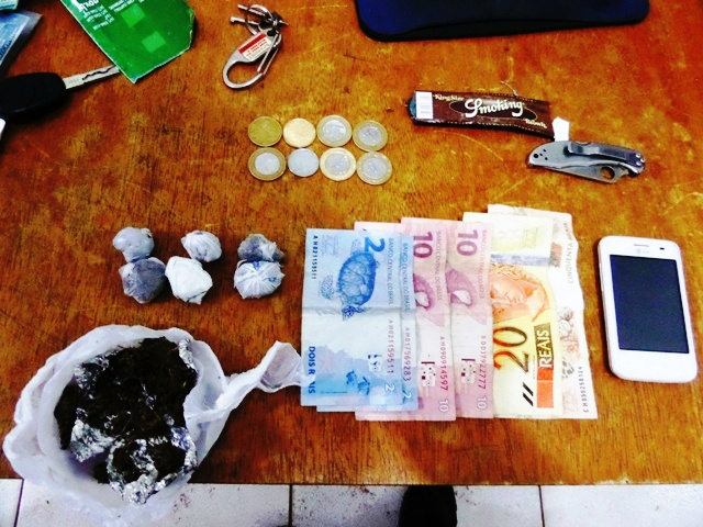 Jovem é preso pela Polícia Militar de Trânsito depois de fugir e abandonar maconha para trás Jovem é preso pela Polícia Militar de Trânsito depois de fugir e abandonar maconha para trás