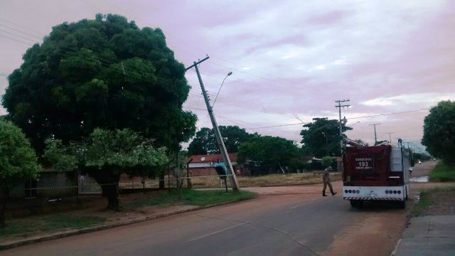 Carro bate em poste e local precisa ser isolado pelos bombeiros e Polícia Militar 