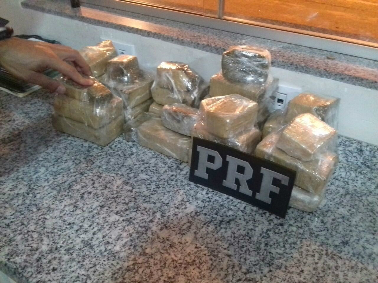 Passageiro de ônibus é preso pela PRF com 9kg de maconha