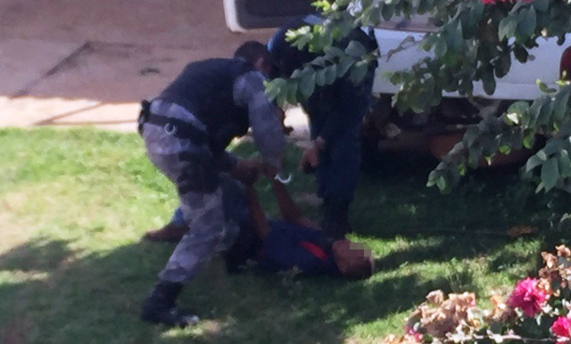 Assaltante é preso em flagrante; ação rápida da polícia evitou que ele fizesse uma refém 