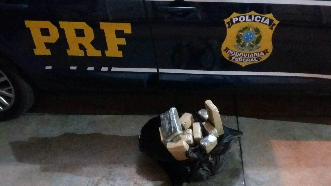 PRF apreende em 10 kg de maconha com garota de 18 anos e uma menor grávida de 6 meses