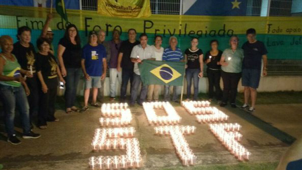 Movimento “Vem pra Rua” reuniu Três-lagoenses em frente ao prédio da Justiça Federal Movimento “Vem pra Rua” reuniu Três-lagoenses em frente ao prédio da Justiça Federal