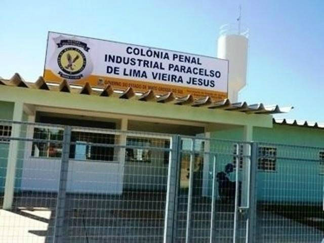 Na porta da colônia penal, 
