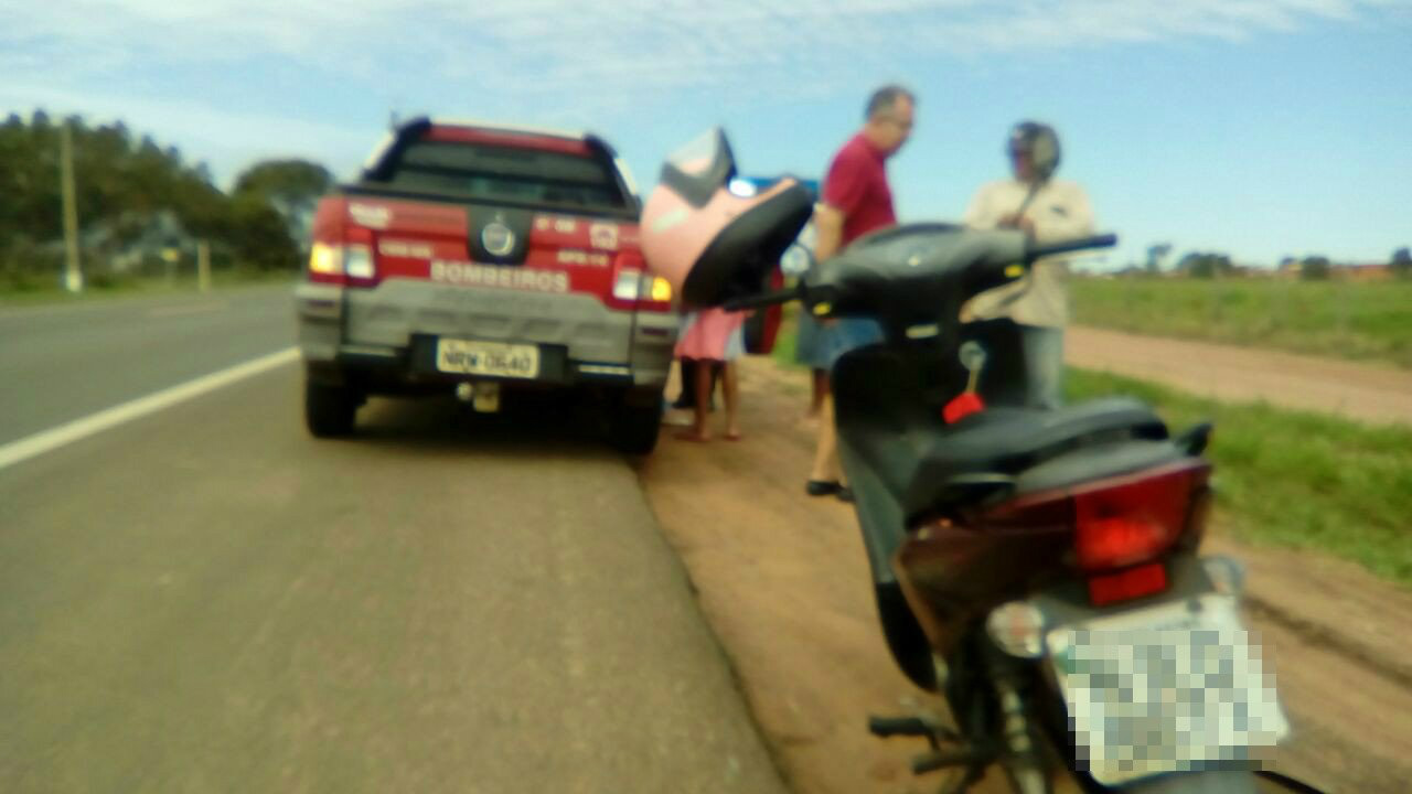 Pneu de moto escorrega e mulher sofre acidente na BR-158 Pneu de moto escorrega e mulher sofre acidente na BR-158