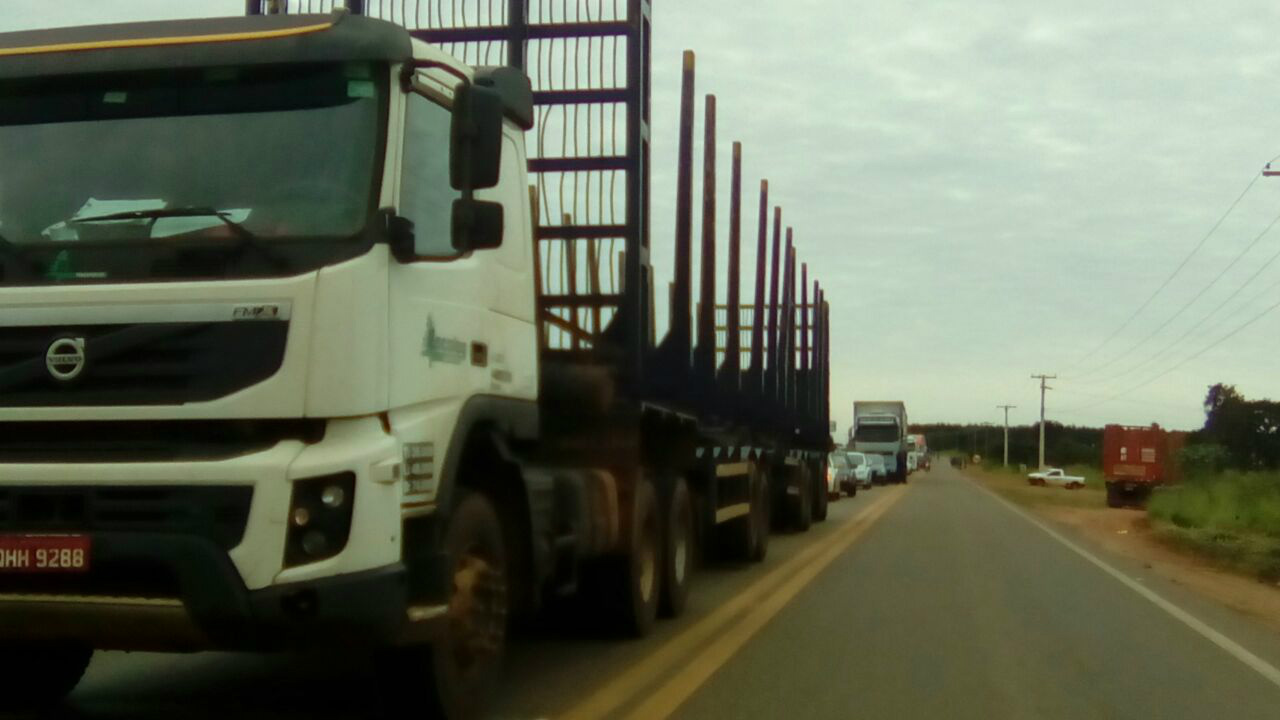 Manifestantes bloqueiam rodovias em Três Lagoas contra reformas Manifestantes bloqueiam rodovias em Três Lagoas contra reformas