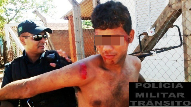 Jovem que teria furtado moto sofre acidente e acaba preso pela Polícia Militar de Trânsito Jovem que teria furtado moto sofre acidente e acaba preso pela Polícia Militar de Trânsito