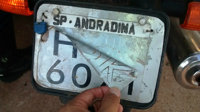 Motocicleta com “placa de adesivo” é apreendida pela Rotai