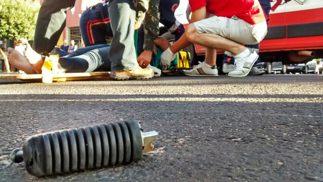 Colisão entre motos deixa uma pessoa ferida na área central da cidade Colisão entre motos deixa uma pessoa ferida na área central da cidade