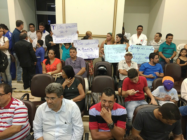 Como forma de repúdio, manifestantes viram as costas para vereadora Mariza Rocha em sessão na Câmara Como forma de repúdio, manifestantes viram as costas para vereadora Mariza Rocha em sessão na Câmara