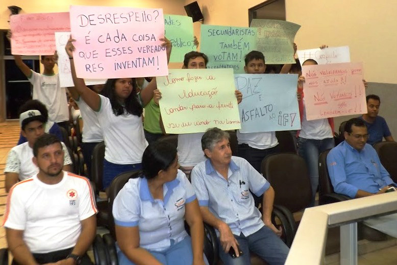 Manifestação de alunos e professores do IFMS ‘esquenta o clima’ na Câmara