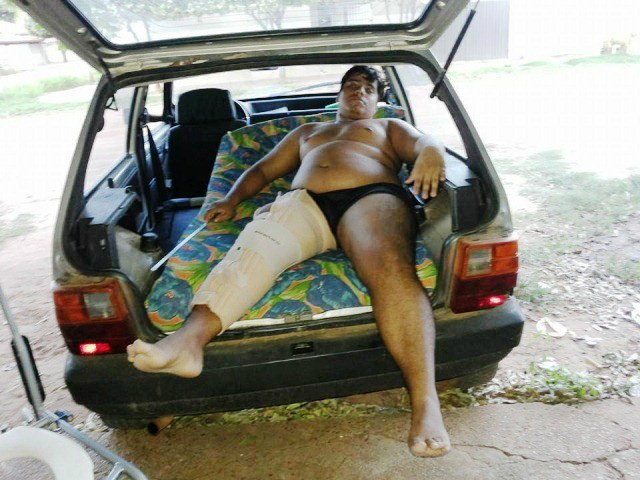 Sem ajuda do poder público, mãe carrega o filho dentro de carro para fazer exames Sem ajuda do poder público, mãe carrega o filho dentro de carro para fazer exames