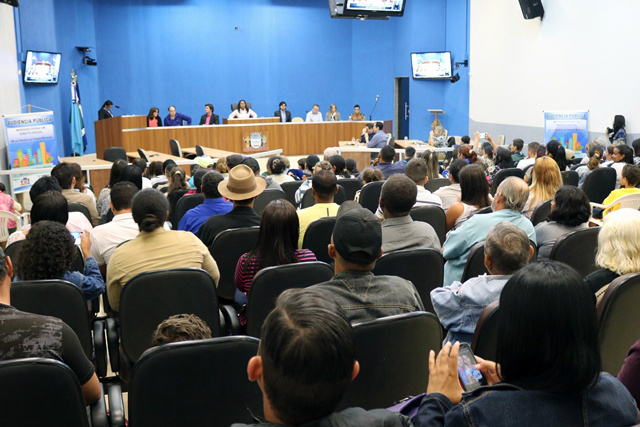 Moradores e vereadora cobram reparos nos residenciais Orestinho e Novo Oeste Moradores e vereadora cobram reparos nos residenciais Orestinho e Novo Oeste