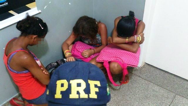 Criança e adolescentes que pediam carona na estrada são apreendidas pela P.R.F. Criança e adolescentes que pediam carona na estrada são apreendidas pela P.R.F.