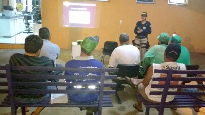 PRF realiza ação educativa para motoristas profissionais