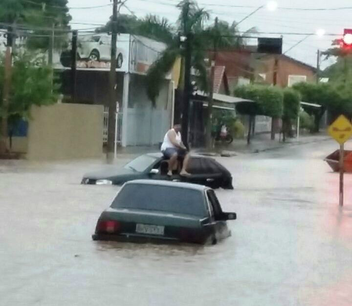 Alagamento ainda é lembrado por comerciante que flagrou motorista em desespero Alagamento ainda é lembrado por comerciante que flagrou motorista em desespero