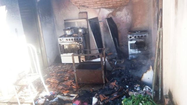 Incêndio no bairro Jardim Dourado mobiliza equipes dos bombeiros