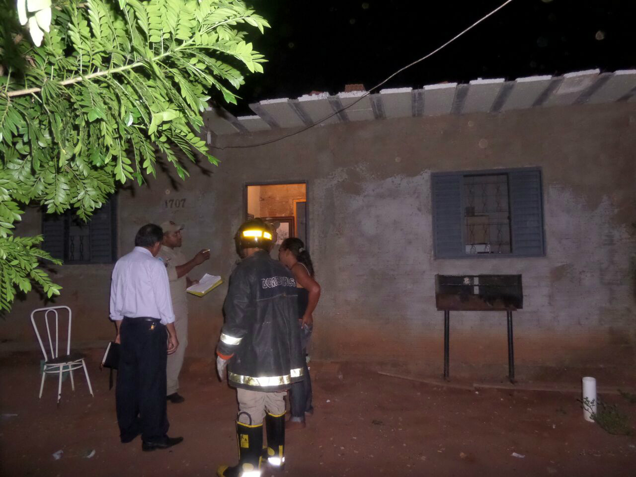 Vizinhos acionam o Corpo e Bombeiros para combater incêndio em residência 