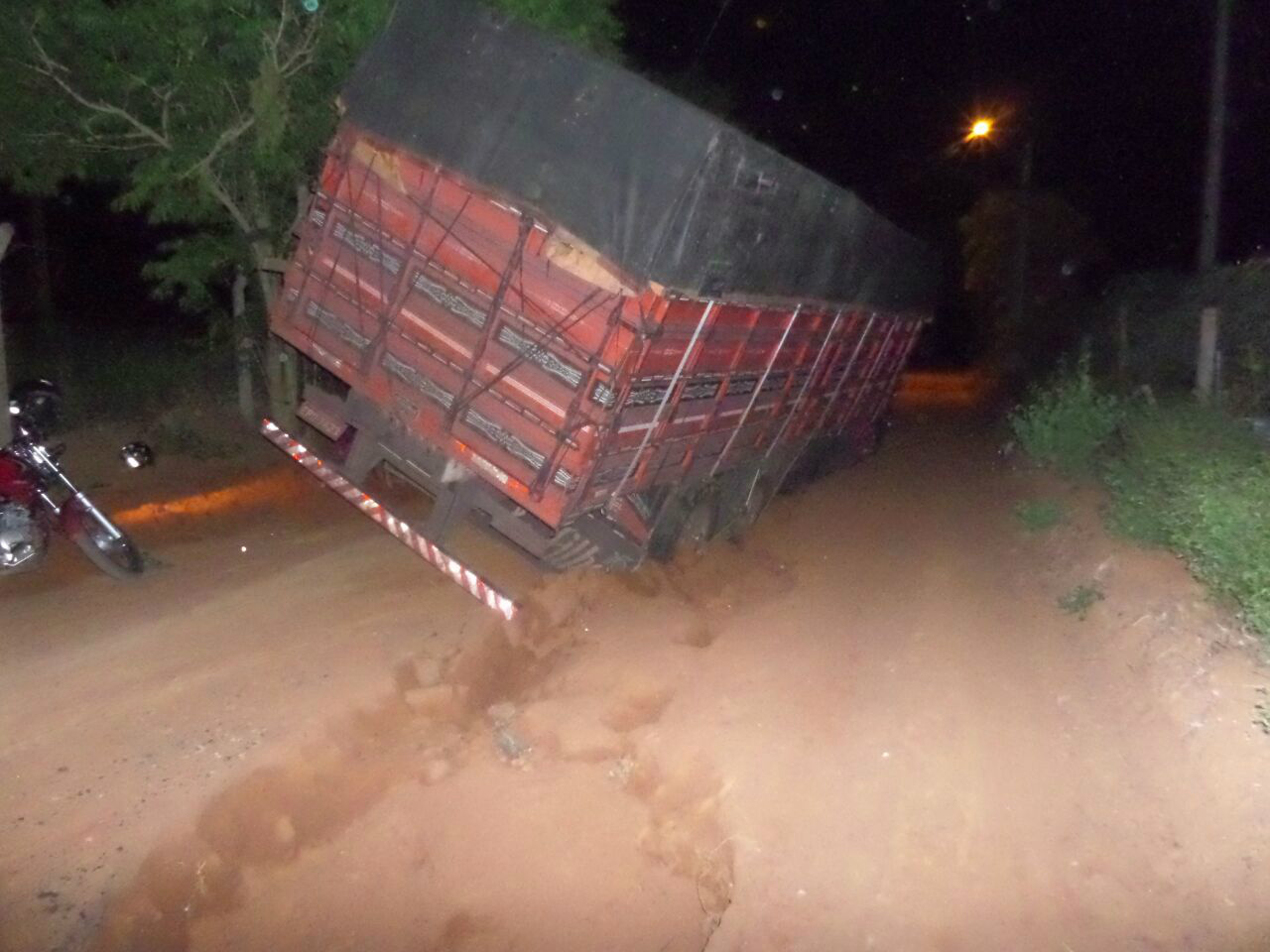 Estrada sem manutenção por pouco não causa o tombamento de um caminhão Estrada sem manutenção por pouco não causa o tombamento de um caminhão