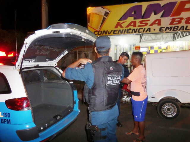 Dona de conveniência leva “cantada”, avisa o marido que ainda é ameaçado de morte 