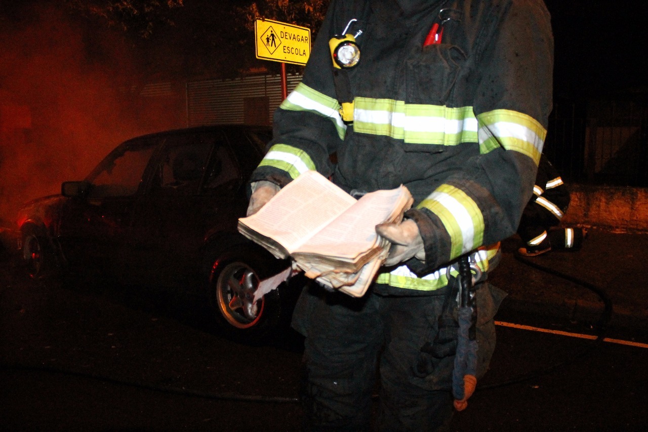 Bíblia é retirada de carro que foi incendiado 