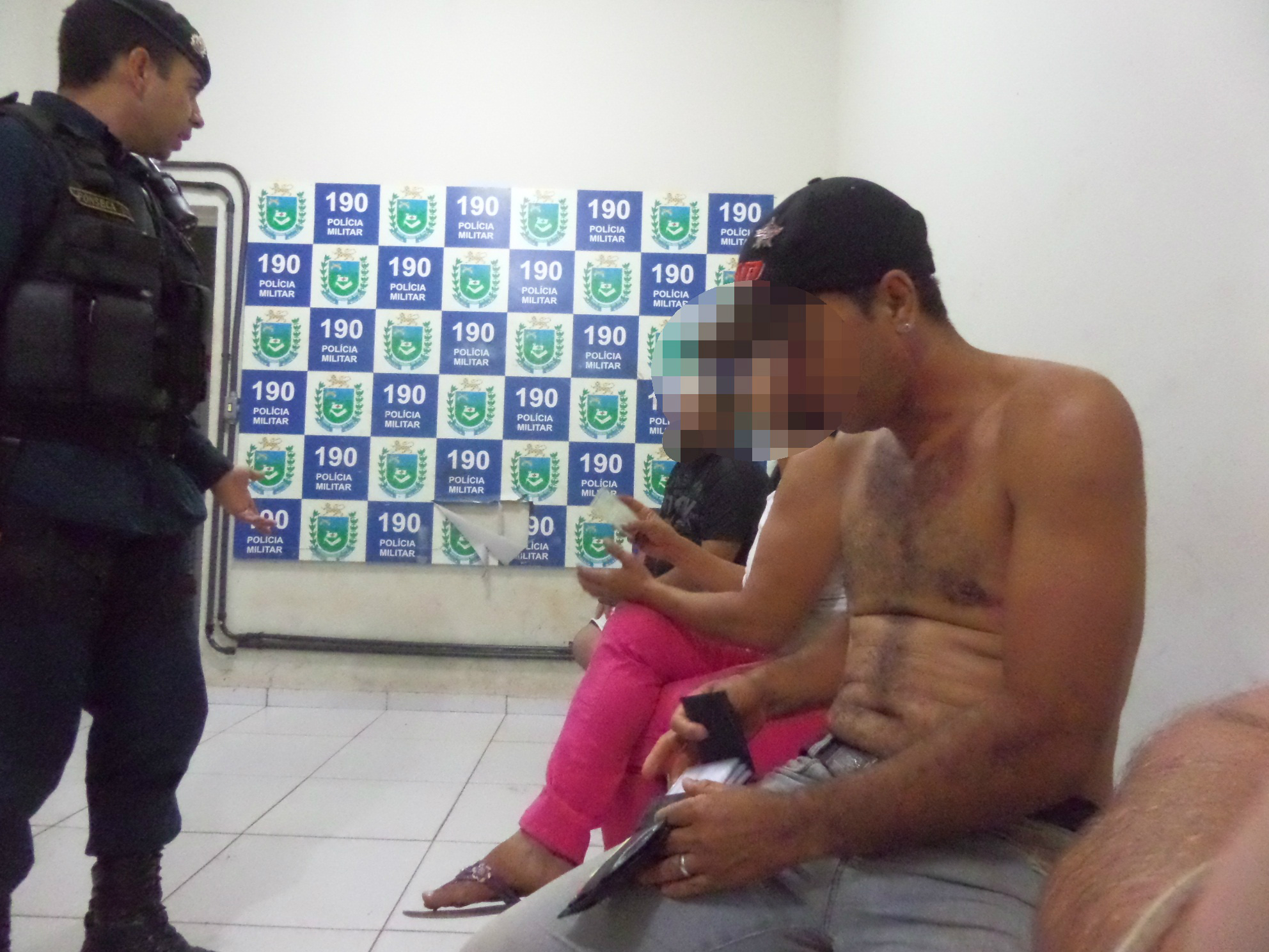 “Linda” tira marido de bar a pauladas e aciona a polícia dizendo que havia apanhado do esposo 