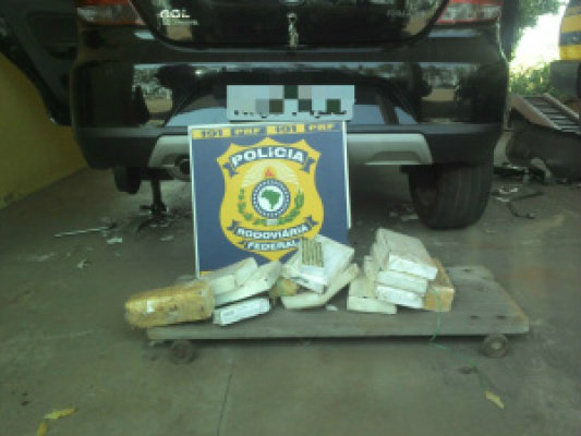 Traficante preso com cocaína é levado para a Polícia Federal de Três Lagoas Traficante preso com cocaína é levado para a Polícia Federal de Três Lagoas