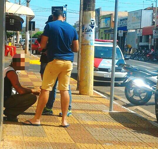 Motorista de 43 anos é flagrado por policial se masturbando dentro de carro