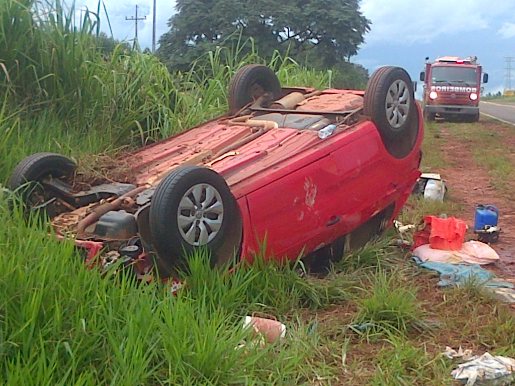Veículo com três pessoas capota na BR-262 próximo ao Distrito de Arapuá